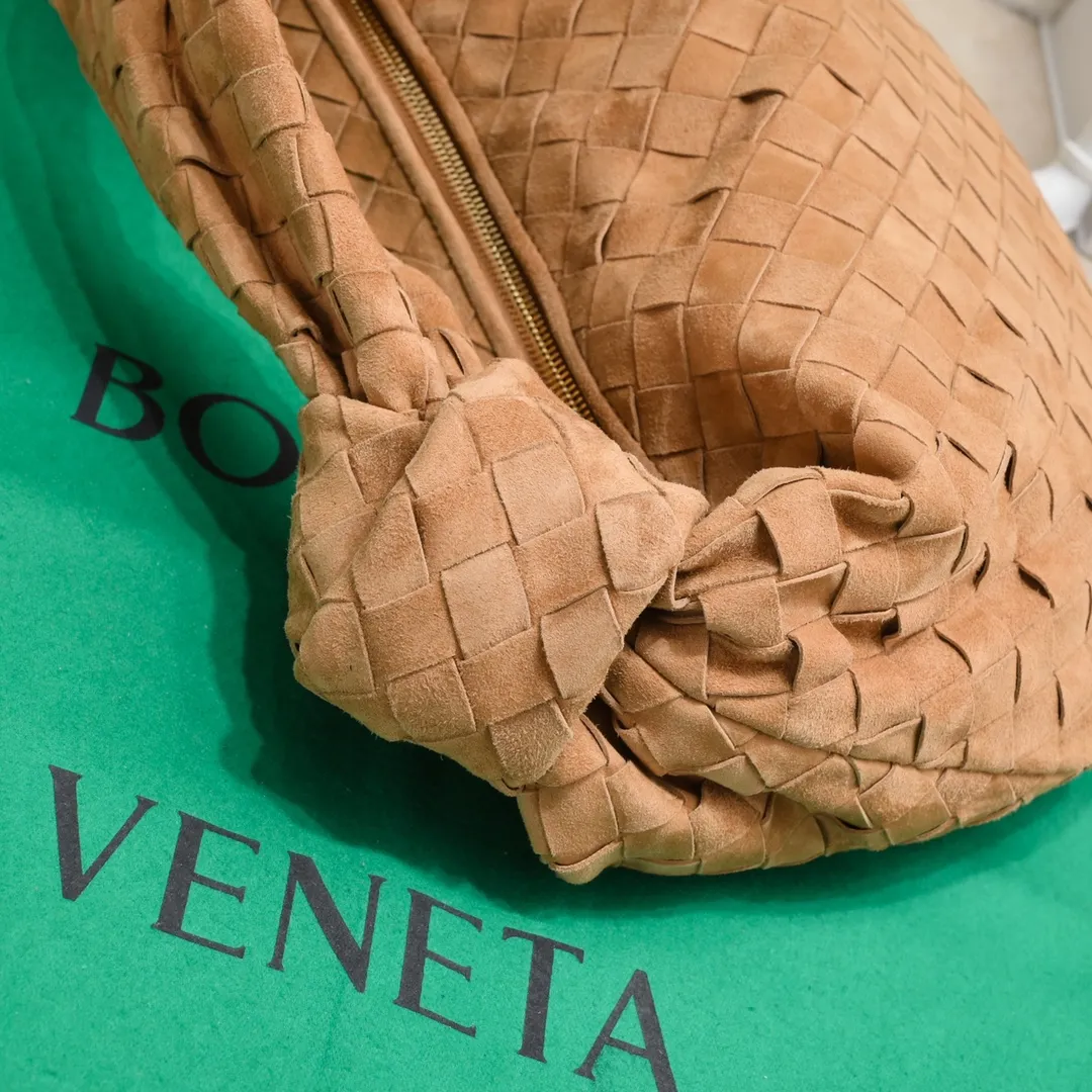 Batch 1460 JODIE Sheep Suede Medium size comes out of Huo~ It is much more practical than small size. The shape is still fashionable and good-looking. Made of classic Yangjin weaving. The iconic weaving has always been the most proud design of BV. The soft shape is super suitable for concave shape~ Not only the size has been changed, the quality details are also more refined. The version is more round and Q. The medium size has more styles. It is not only practical and can hold everything, but also can carry Jodie's fashionable concave shape. It’s really both practical and fashionable. It’s awesome! Size: 36x21x13, model: 6697# frosted leather